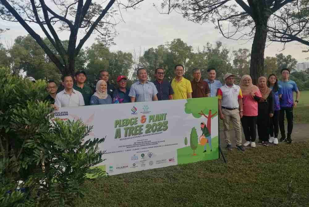 Sze Han (tujuh dari kiri) merasmikan Program Penanaman Pokok: Pledge an Plant A Tree di Bukit Kinrara pada Sabtu.