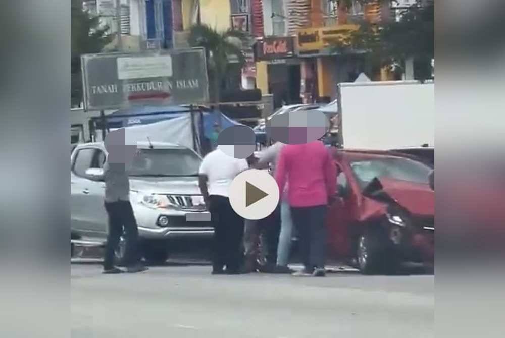 Tular video memaparkan seorang warga emas dipukul setelah didakwa memandu melulu sehingga merempuh sebuah van sekolah dalam kejadian di Taman Pelangi Semenyih 2 dekat sini, Khamis lalu.