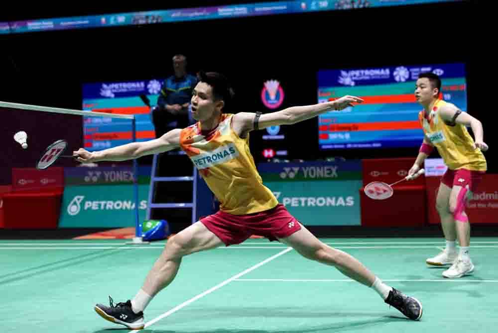 Aksi regu lelaki negara yang juga pilihan ketiga kejohanan Aaron Chia (kanan) dan Soh Wooi Yik (kiri) ketika menentang regu Korea Selatan Kang Min Hyuk dan Seo Seung Jae pada Kejohanan Badminton Terbuka Malaysia 2024 di Axiata Arena Bukit Jalil, malam tadi. Foto Bernama