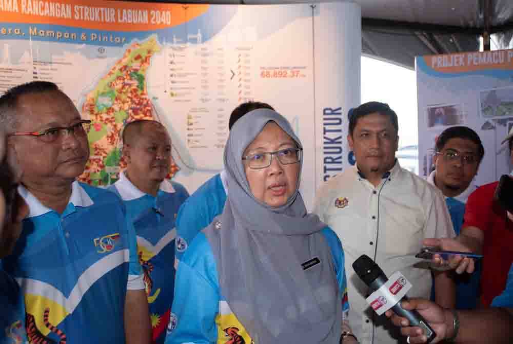 Menteri di Jabatan Perdana Menteri (Wilayah Persekutuan), Dr Zaliha Mustafa (tengah) pada sidang media selepas melancarkan Kempen Kibar Bendera Wilayah Persekutuan 2024 di Taman Damai, Layang-Layangan, pada Sabtu. Foto Bernama