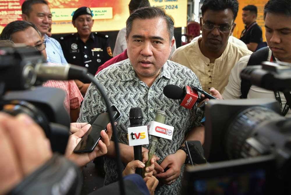 Menteri Pengangkutan Anthony Loke ketika sidang media di Stesen KTM Batu Caves pada Sabtu. - Foto Bernama