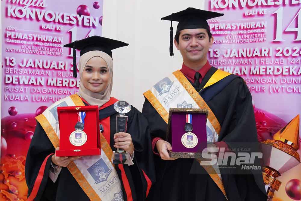 Nurshazwani (kiri) dan Wal Ikhwan bergambar bersama pada Majlis Konvokesyen UCMI kali ke-14 di Pusat Dagangan Dunia Kuala Lumpur (WTCKL) pada Sabtu. FOTO SINAR HARIAN/MOHD HALIM