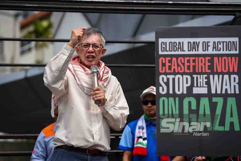 Tian Chua pada Himpunan “Global Day of Action: Ceasefire Now, Stop War on Gaza” di Malaysia yang berlangsung di berhampiran Kedutaan Besar Amerika Syarikat pada Sabtu. Foto SINAR HARIAN/MOHD RAFIQ REDZUAN HAMZAH