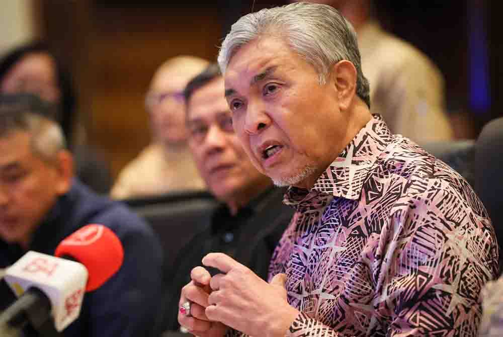 Timbalan Perdana Menteri Datuk Seri Dr Ahmad Zahid Hamidi bercakap pada sidang media mengenai hala tuju strategik KKWD ketika hadir pada program Bengkel Permukiman Kementerian Kemajuan Desa dan Wilayah (KKDW) 2024 di sini pada Sabtu. Foto Bernama