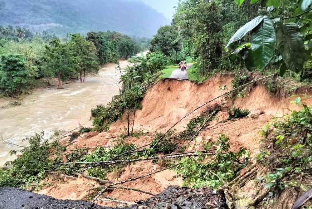 Keadaan jalan di Kampung Lata Janggut Seberang yang runtuh sekali gus menyukarkan penduduk untuk keluar masuk.