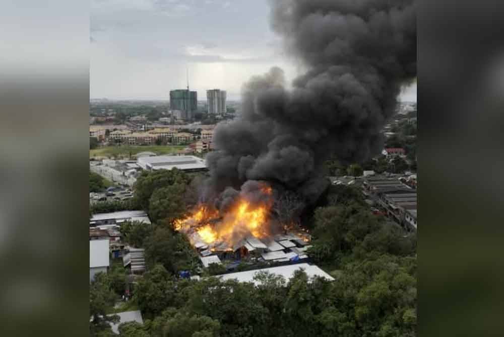 Kebakaran memusnahkan lima blok rumah pekerja di di Jalan Penampang, Bandar Baru Penampang.