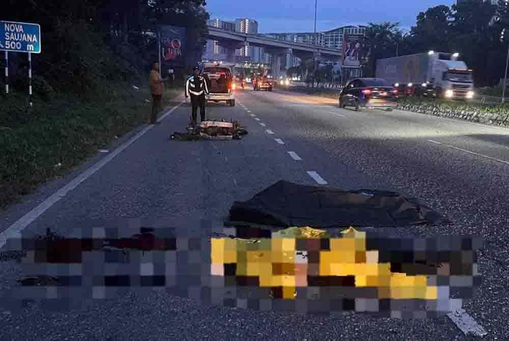 Mangsa maut di lokasi kejadian setelah motosikal ditunggang dirempuh sebuah kereta dalam kemalangan di Kilometer 4.4 Jalan Lapangan Terbang Subang dekat sini pada Sabtu.