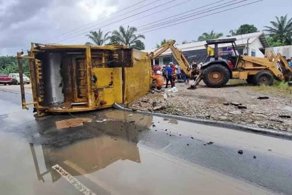 Lori sampah tersebut hilang kawalan kerana mengelak jalan raya yang berlubang. Foto Ihsan PDRM