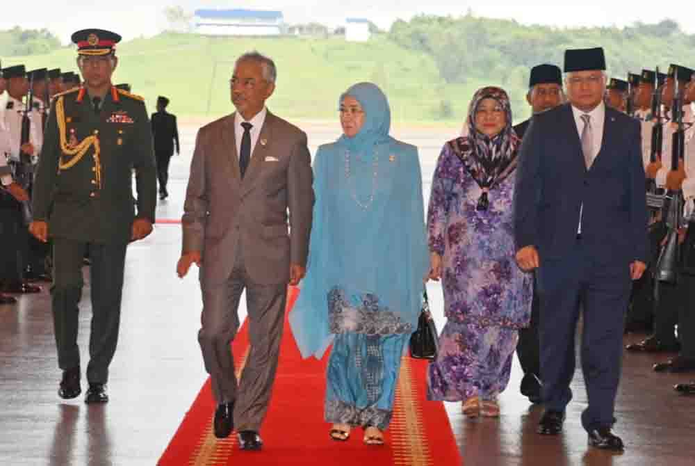 Yang di-Pertuan Agong Al-Sultan Abdullah Ri&#039;ayatuddin Al-Mustafa Billah Shah dan Raja Permaisuri Agong Tunku Azizah Aminah Maimunah Iskandariah berangkat tiba di Bandar Seri Begawan, Brunei Darussalam pada Jumaat.