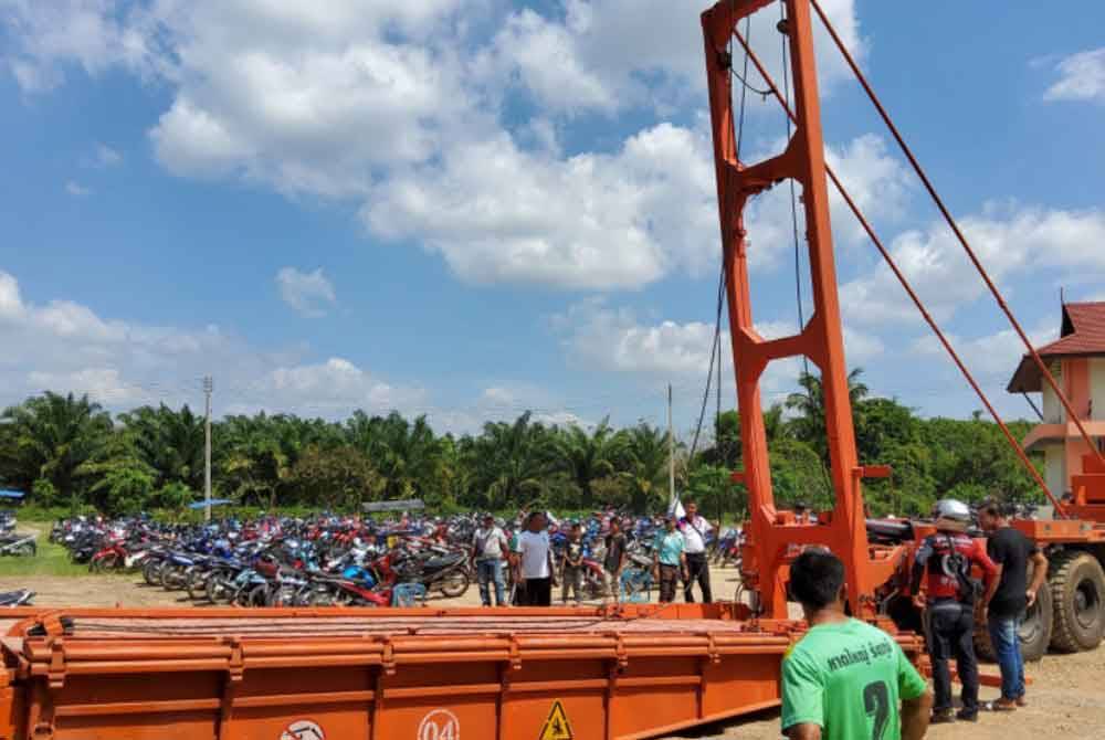 Sambutan Hari Kanak-Kanak Kebangsaan di wilayah selatan Satun bertukar tragedi selepas sebuah jambatan kecemasan runtuh, menyebabkan 15 kanak-kanak cedera pada Sabtu.