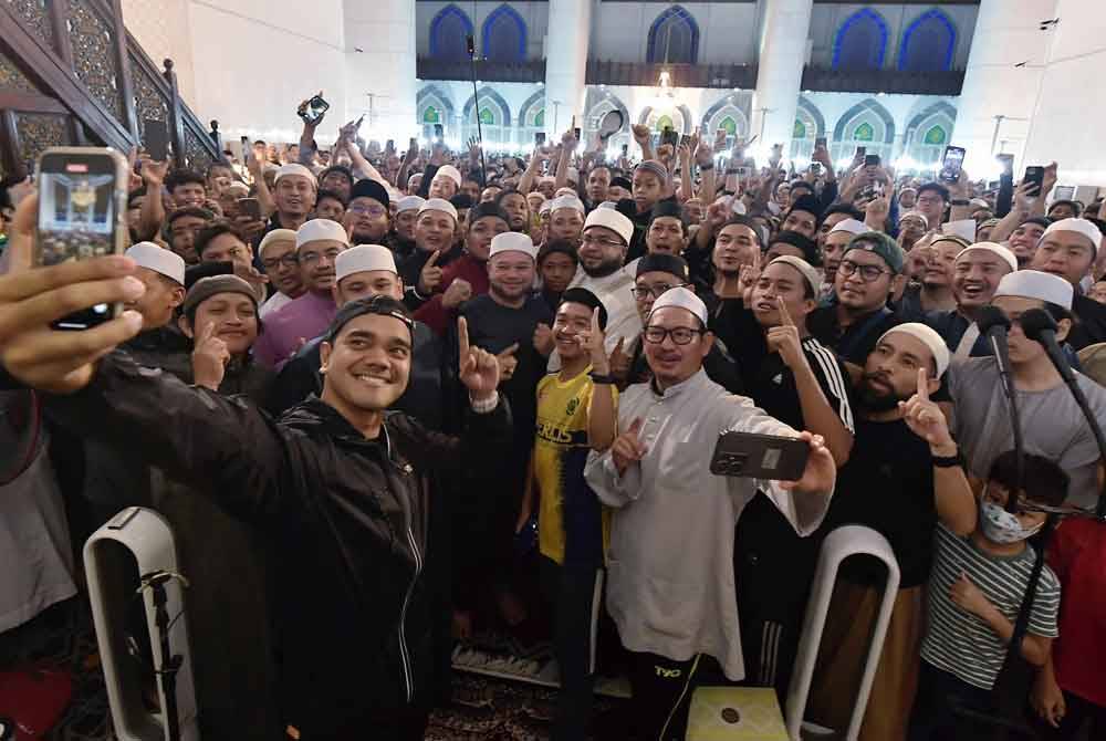 Alif Satar (depan) berswafoto bersama orang ramai yang hadir pada program ‘Geng Subuh Macam Jumaat’ di Masjid Sultan Salahuddin Abdul Aziz Shah pada Sabtu.