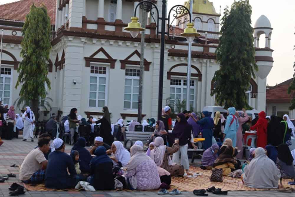 Orang ramai bersarapan selepas solat Subuh berjemaah pada Jumaat. Foto ihsan Masjid Muhammadi