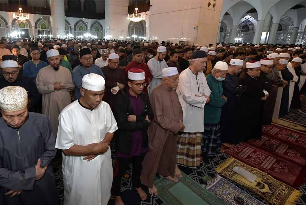 Ribuan jemaah menunaikan solat Subuh yang diketuai oleh Imam Masjid Sultan Salahuddin Abdul Aziz Shah, Abdulkarim Fatani Al-Makki pada Program Geng Subuh Macam Jumaat di Masjid Sultan Salahuddin Abdul Aziz Shah. Foto Bernama