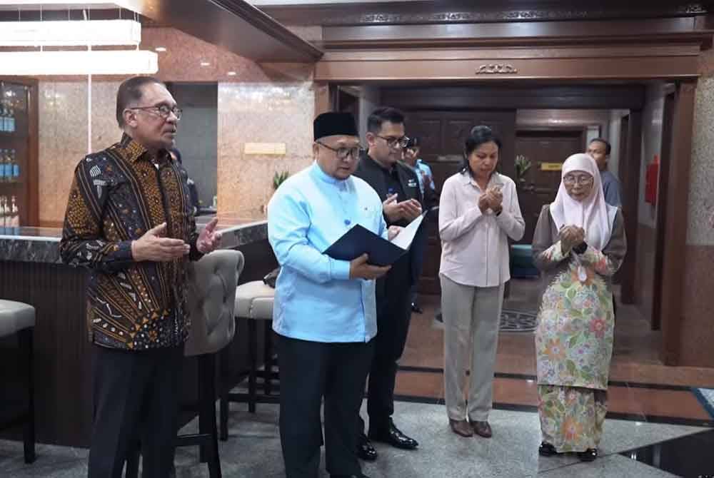 Perdana Menteri Datuk Seri Anwar Ibrahim turut memuat naik video membaca doa selamat sebelum menaiki pesawat bersama Wan Azizah.