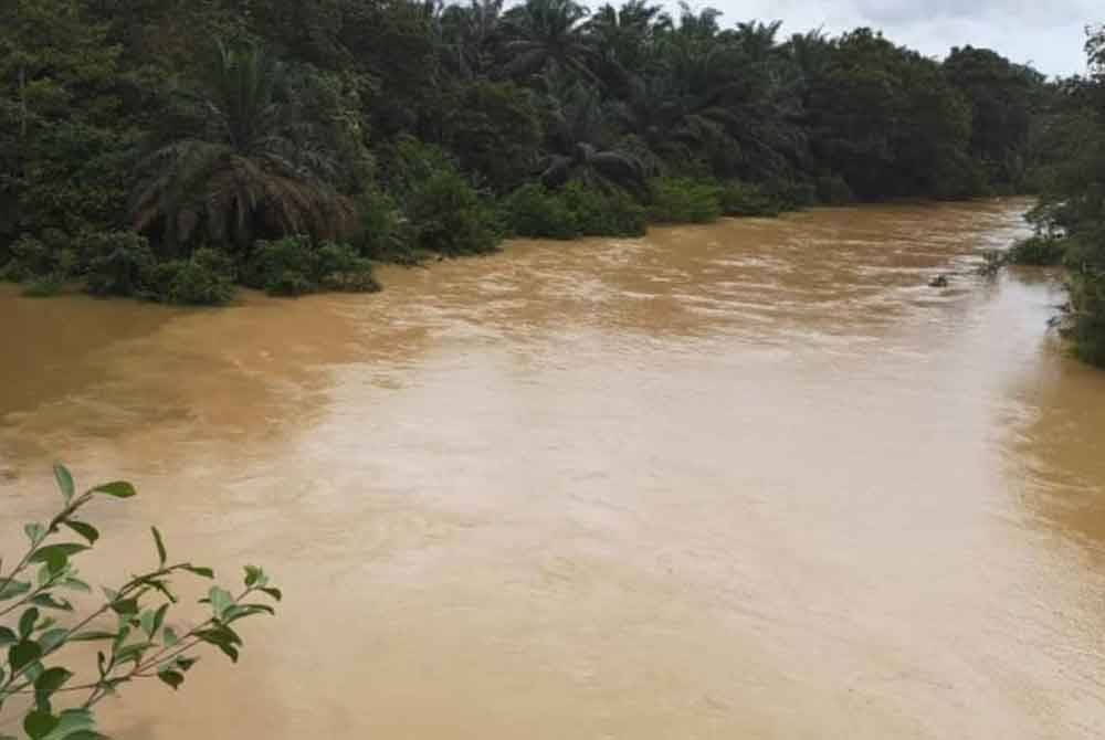 Aras air Sungai Kahang di Kluang, dilaporkan berada di aras bahaya. - Foto tular FB