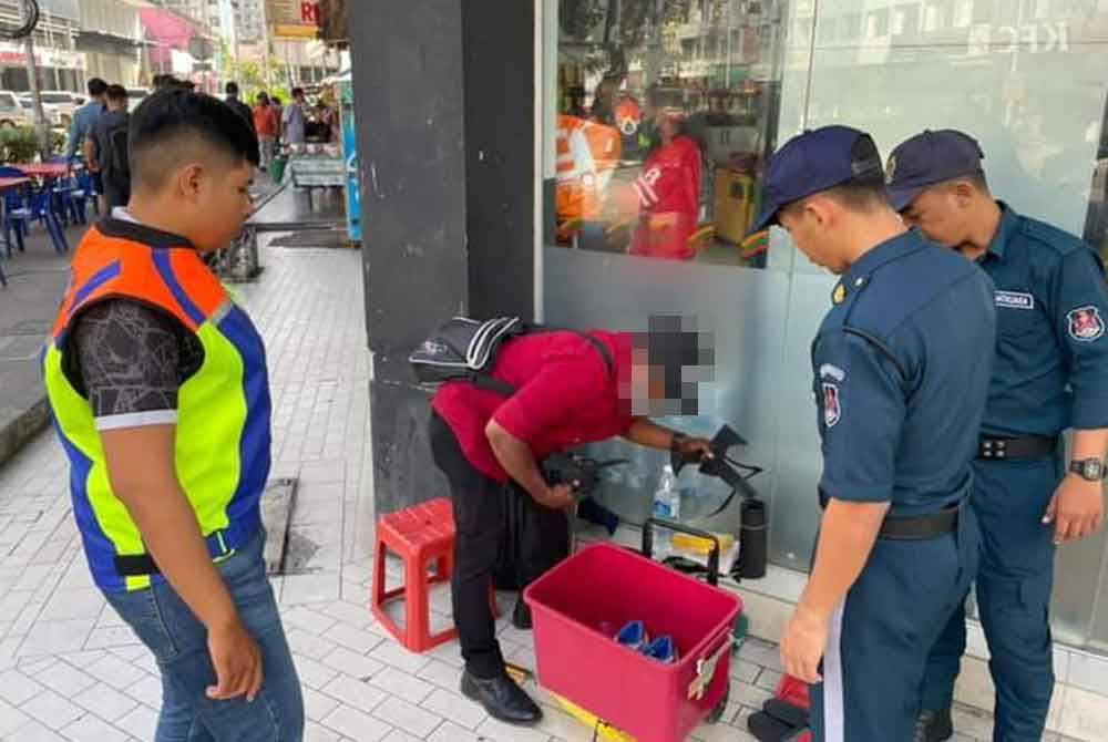 Penguat kuasa DBKL menyita barang milik tukang kasut yang menjalankan perniagaan tanpa lesen sah.