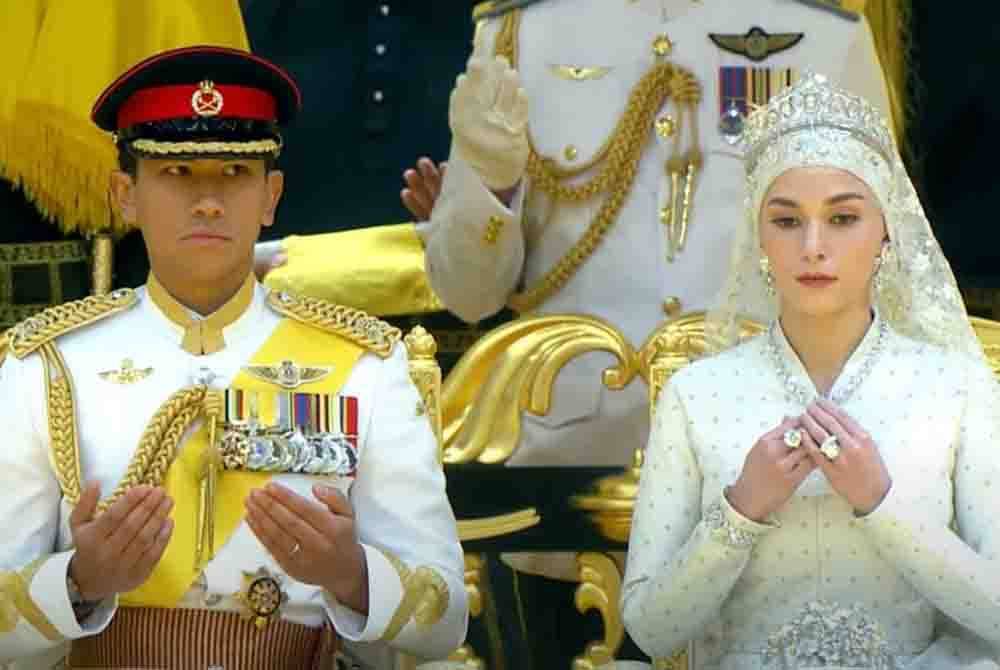 Majlis Istiadat Bersanding Pengantin Diraja Brunei, Pengiran Muda Abdul Mateen Bolkiah bersama isterinya Dayang Anisha Rosnah Adam berlangsung di Istana Nurul Iman, di sini, pada Ahad.Foto RTB