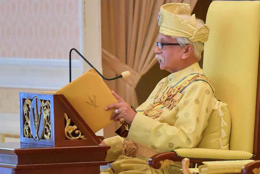 Yang di-Pertuan Besar Negeri Sembilan, Tuanku Muhriz Tuanku Munawir berkenan bertitah pada Istiadat Menghadap dan Istiadat Pengurniaan Darjah Kebesaran, Bintang dan Pingat bersempena Hari Keputeraan ke-76 baginda di Istana Besar Seri Menanti pada Ahad. Foto Bernama