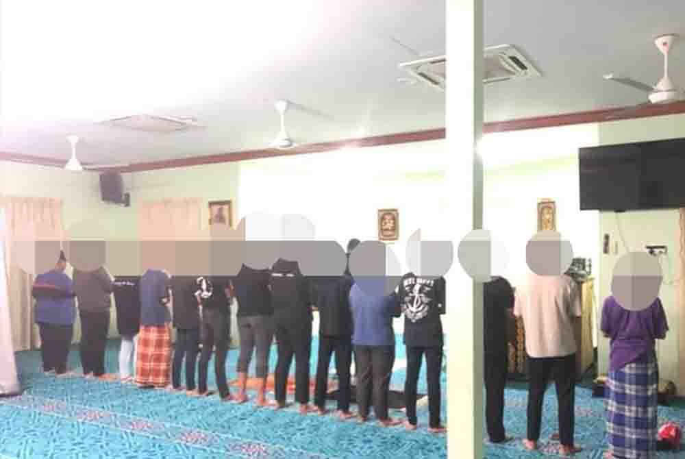 Mat rempit dibawa menunaikan solat Subuh berjemaah selepas ditahan dalam Operasi Pencegahan Samseng Jalanan di Lebuhraya Guthrie pada Sabtu.