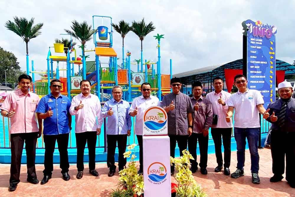 Barisan kepimpinan kerajaan negeri yang hadir pada Majlis Perasmian Taman Tema Air, Krai Water Park, Kuala Krai pada Ahad.