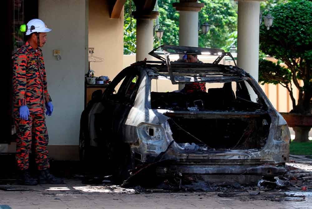 Anggota Forensik Jabatan Bomba dan Penyelamat menyiasat punca kebakaran sebuah kereta Koo Ham di Taman Semarak Jaya di Ayer Tawar, Manjung, Rabu lalu.