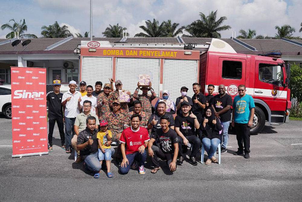 Ahli jawatankuasa penduduk bergambar bersama Pasukan Bomba, wakil Taco Bell Malaysia dan Sinar Harian ketika Program Keselamatan Bersama Pasukan Bomba dan Penyelamat Dengan Persatuan Penduduk Taman Bentara 10, Teluk Panglima Garang pada Ahad.