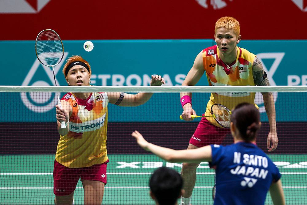 Tang Jie (kanan) dan Ee Wei (kiri) memohon maaf di atas kegagalan mereka pada Terbuka Malaysia 2024. - Foto: Bernama