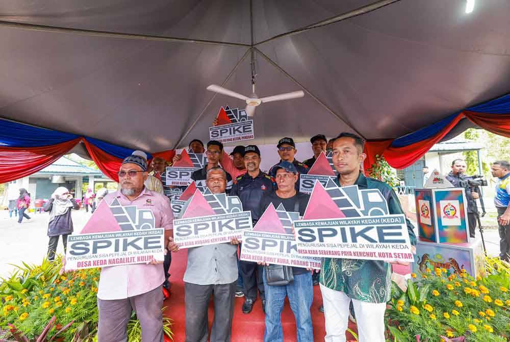 Jamil Khir (belakang, tengah) bersama wakil Desa KEDA yang menjadi projek perintis Spike di seluruh Kedah.