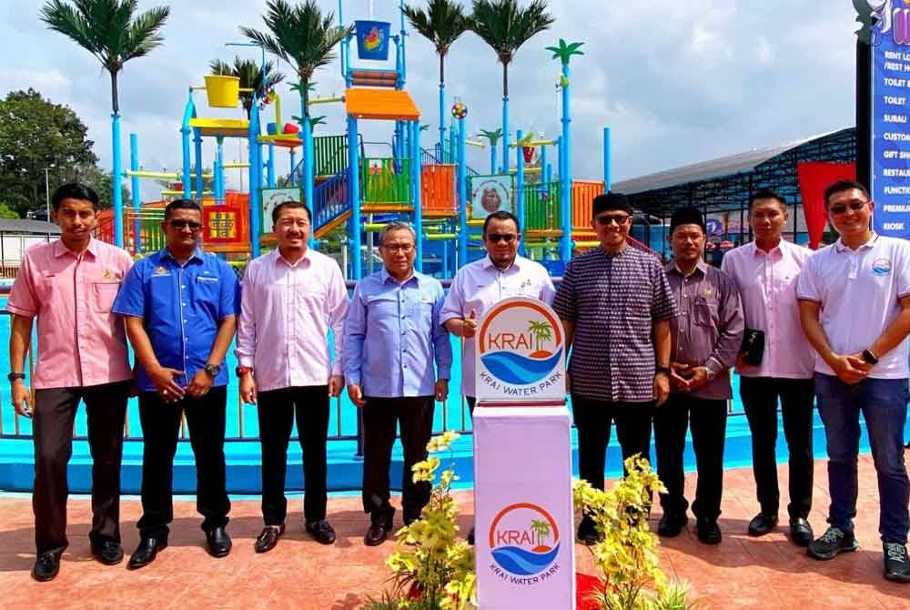 Hilmi (tengah) semasa merasmikan Majlis Perasmian Taman Tema Air, Krai Water Park di Kuala Krai pada Ahad.