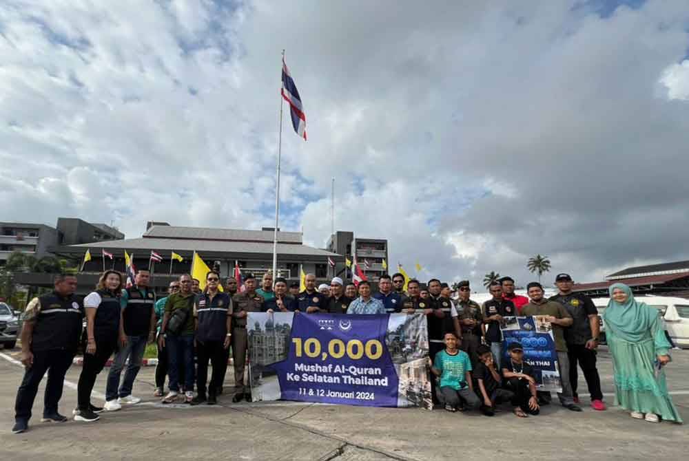 Misi menghantar bantuan al-Quran kepada mangsa banjir di negara jiran. - Foto: ISKK