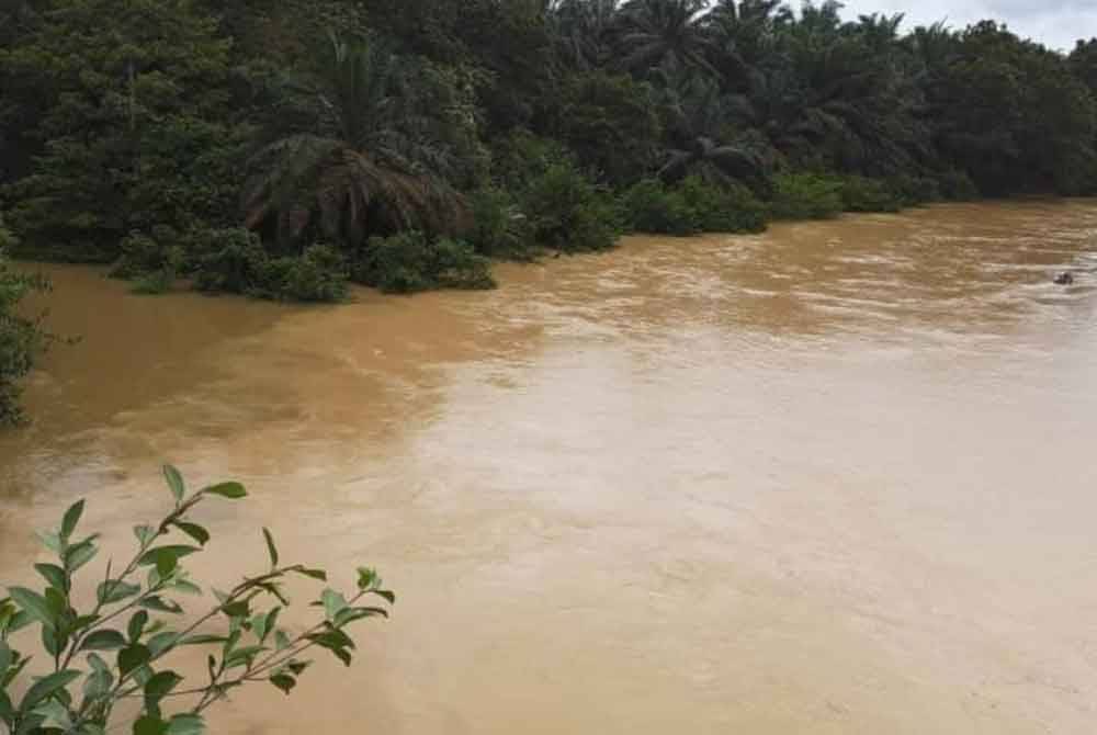 Paras air Sungai Kahang di Kluang dilaporkan masih berada pada tahap bahaya. - Foto: FB Aku Budak Kluang