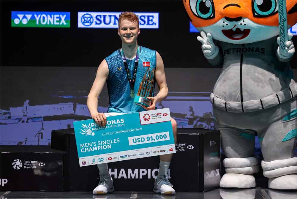 Antonsen menjuarai perseorangan lelaki Kejohanan Badminton Terbuka Malaysia 2024 di Axiata Arena, Bukit Jalil pada Ahad. Foto Bernama