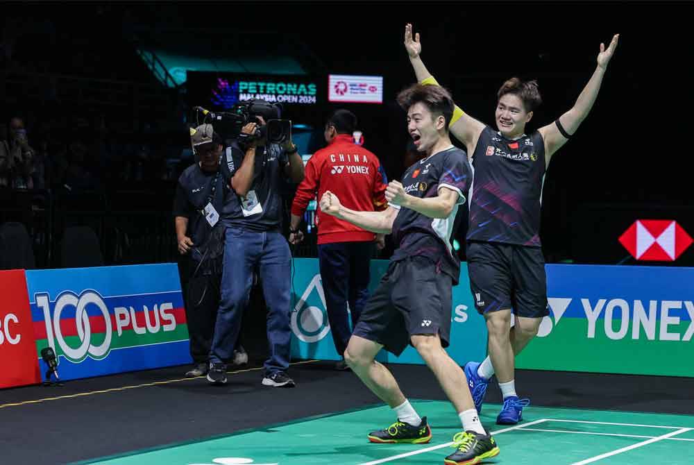 Aksi Wei Keng (kanan) dan Wang Chang (kiri) meraikan kemenangan pada perlawanan regu akhir Kejohanan Badminton Terbuka Malaysia 2024 di Axiata Arena pada Ahad. Foto Bernama