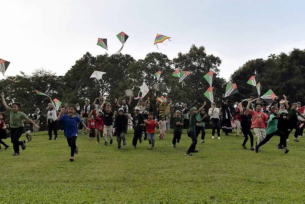 Peserta cilik berlari dan menerbangkan layang-layang ke udara ketika menyertai aktiviti &#039;Fly Kite for Gaza&#039; sempena Hari Layang-Layang Sedunia dan sebagai solidariti kepada rakyat Palestine anjuran Yayasan Farrash. Foto Bernama