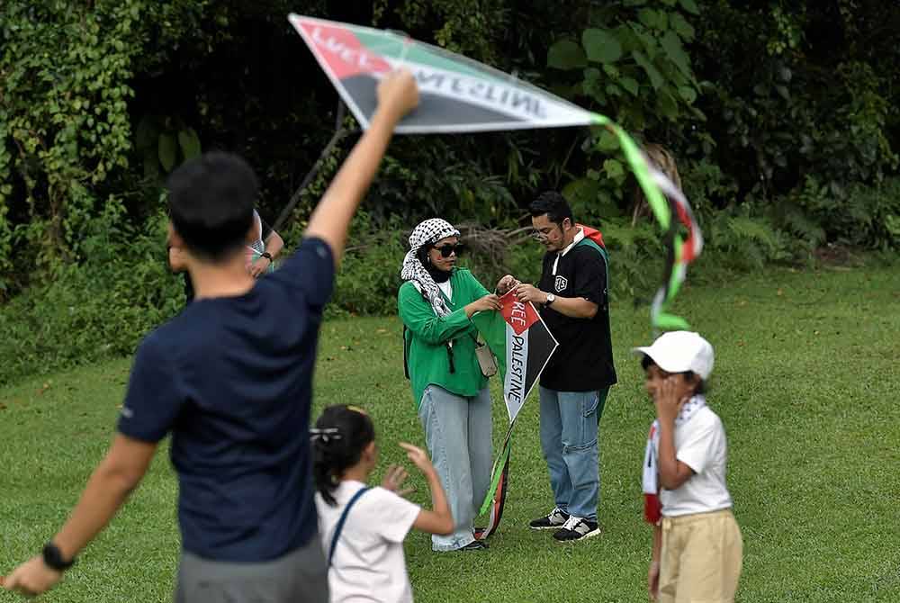 Sebahagian peserta yang juga komuniti penduduk Bukit Jelutong menerbangkan layang-layang ketika menyertai aktiviti 'Fly Kite for Gaza' sebagai solidariti kepada rakyat Palestin. Foto Bernama