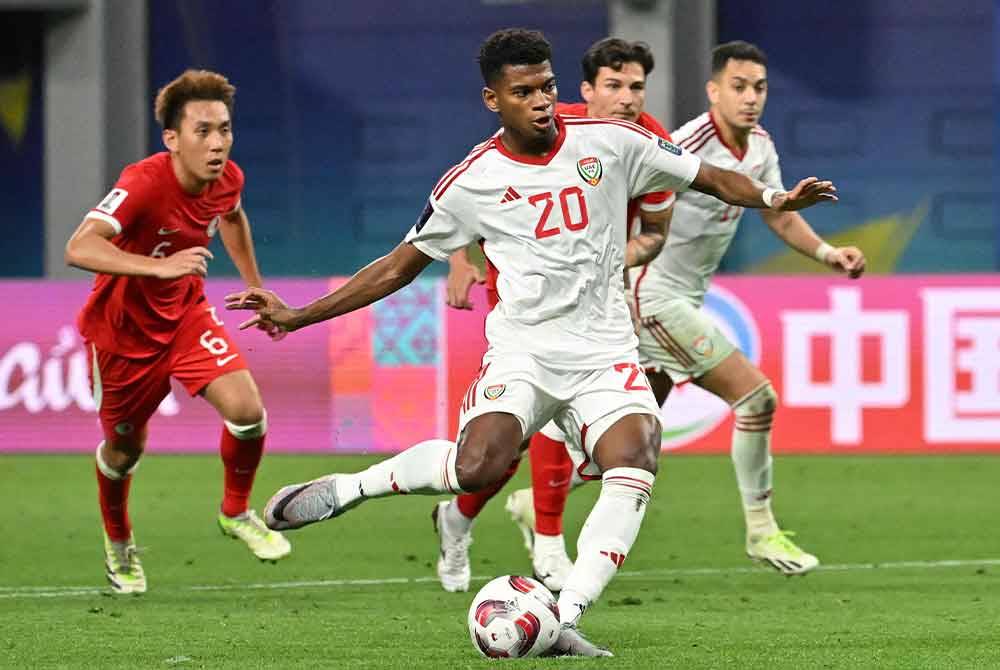 Yahya al-Ghassani menyempurnakan sepakan penalti UAE pada aksi pembukaan Kumpulan C antara UAE dan Hong Kong, pada malam Isnin. Foto AFP