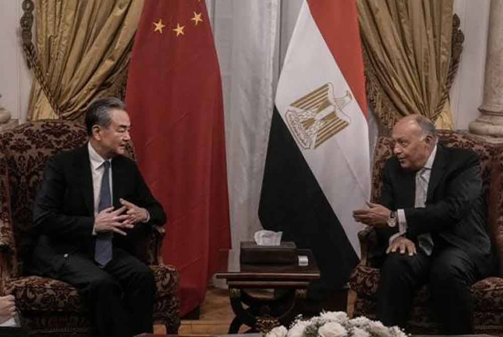 Sameh Shoukry (kanan) mengadakan perbincangan rakan seperjuangannya dari China, Wang Yi di Kaherah, pada Ahad. - Foto AP