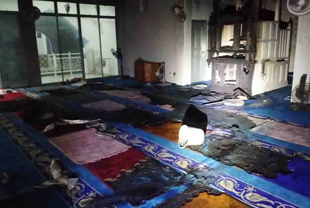 Masjid Kampung Simis dekat Sri Medan musnah 50 peratus dalam kebakaran pada tengah malam Ahad. Foto ihsan bomba