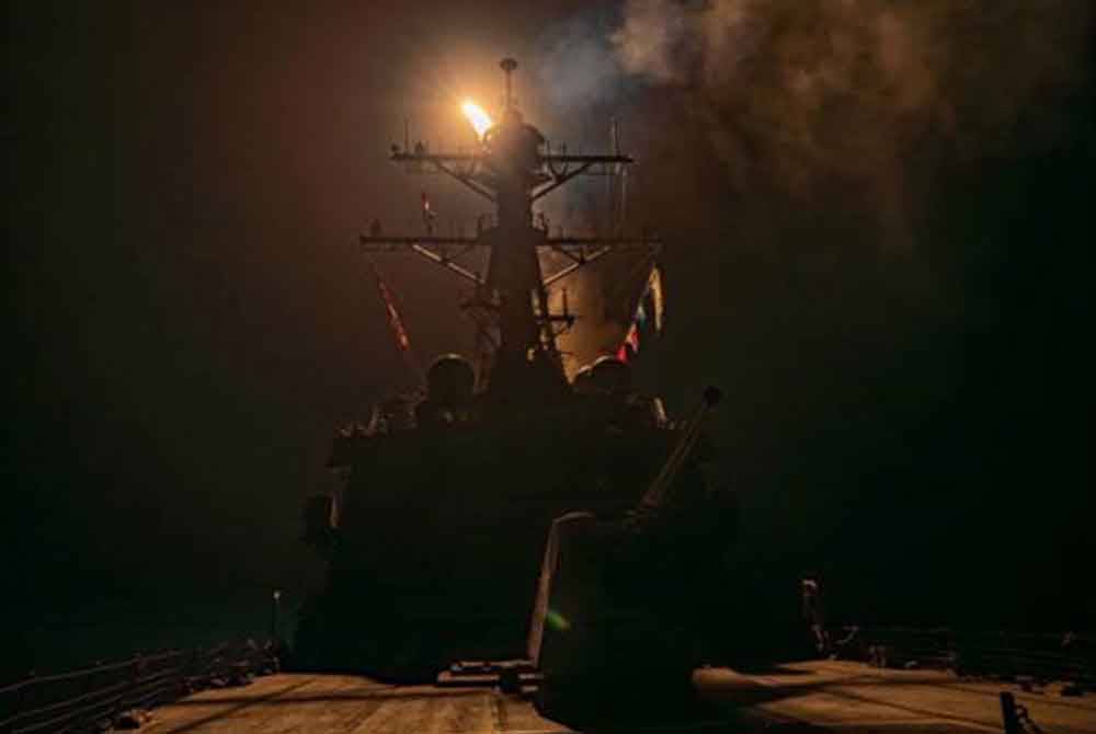 Tentera Amerika Syarikat telah menembak jatuh peluru berpandu jelajah antikapal Houthi yang ditembak dari Yemen ke arah kapal perang USS Laboon di Laut Merah. - Foto Reuters