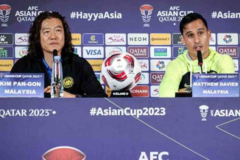 Pan Gon dan Kapten Harimau Malaya, Matthew Davies (kanan) ketika sidang media pra-perlawanan kumpulan E antara Malaysia menentang Jordan sempena Piala Asia 2023 di Pusat Media Utama, Doha.Foto Bernama