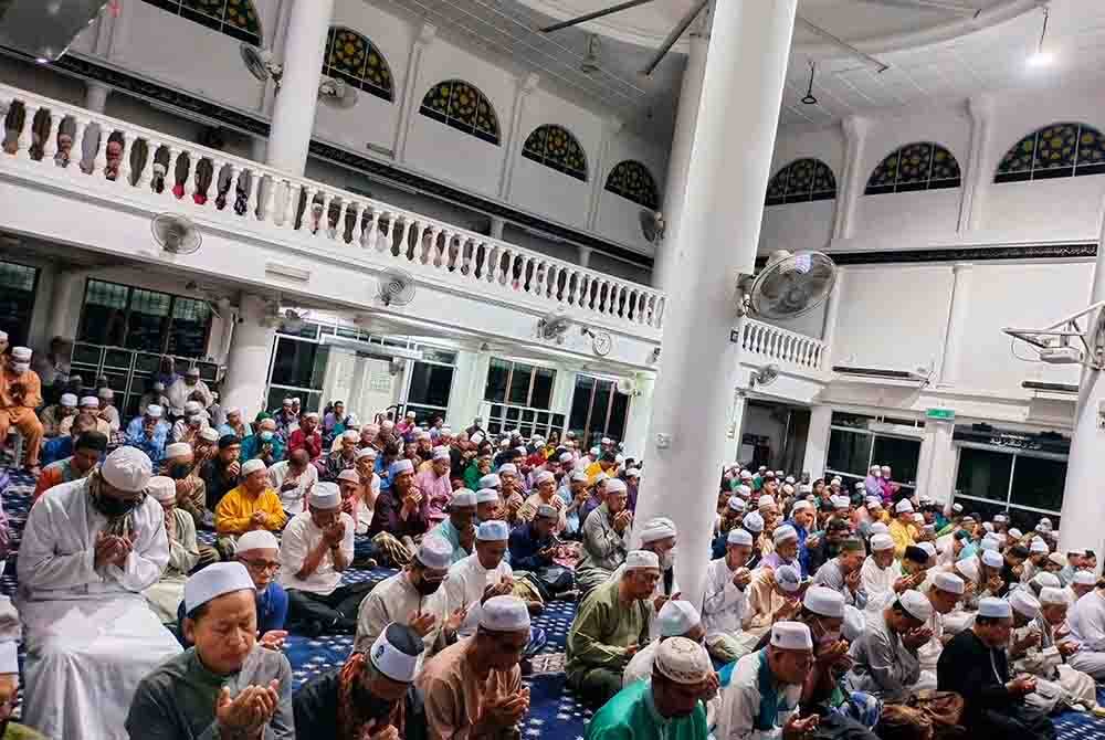 Ruangan utama masjid yang dipenuhi jemaah untuk menunaikan solat Subuh di Masjid Temerloh Jaya (MTJ) yang kini dikenali Masjid Tengku Mahkota Tengku Hassanal Ibrahim Alam Shah.