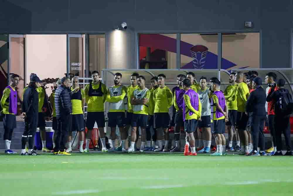 Hamidin bertemu pemain skuad Harimau Malaya sebelum sesi latihan dalam menghadapi Piala Asia 2023 di Universiti Qatar. Foto Bernama