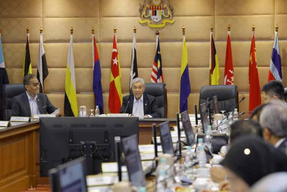 Timbalan Perdana Menteri, Datuk Seri Dr Ahmad Zahid Hamidi mempengerusikan Mesyuarat Jawatankuasa Kabinet Menangani Denggi Bilangan 1/2024 di Bangunan Perdana Putra pada Isnin. Turut sama, Menteri Kesihatan. Datuk Seri Dr. Dzulkefly Ahmad. Foto Bernama