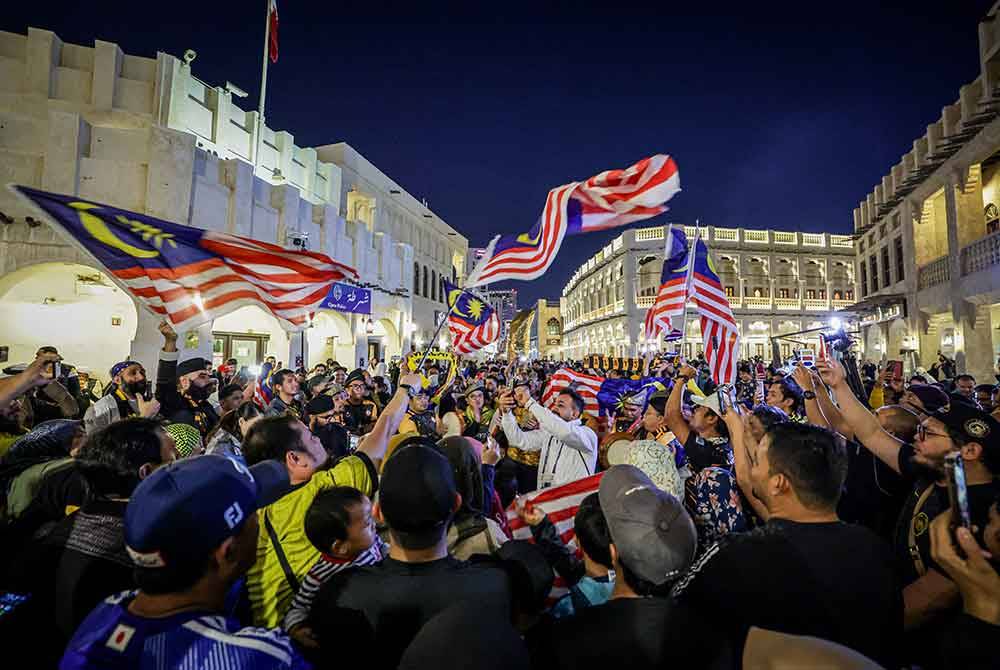 Kelab Kompang Qatar bersama penyokong-penyokong Harimau Malaya yang terdiri daripada rakyat Malaysia yang menetap di Qatar bersama-sama memeriahkan suasana kehangatan sebelum pertembungan Malaysia dan Jordan pada perlawanan kumpulan E Piala Asia 2023 di Souq Al Waqif. Foto Bernama