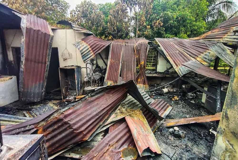 Keadaan rumah yang didiami Nur Zaini dan keluarga musnah terbakar dalam kejadian pada Sabtu.