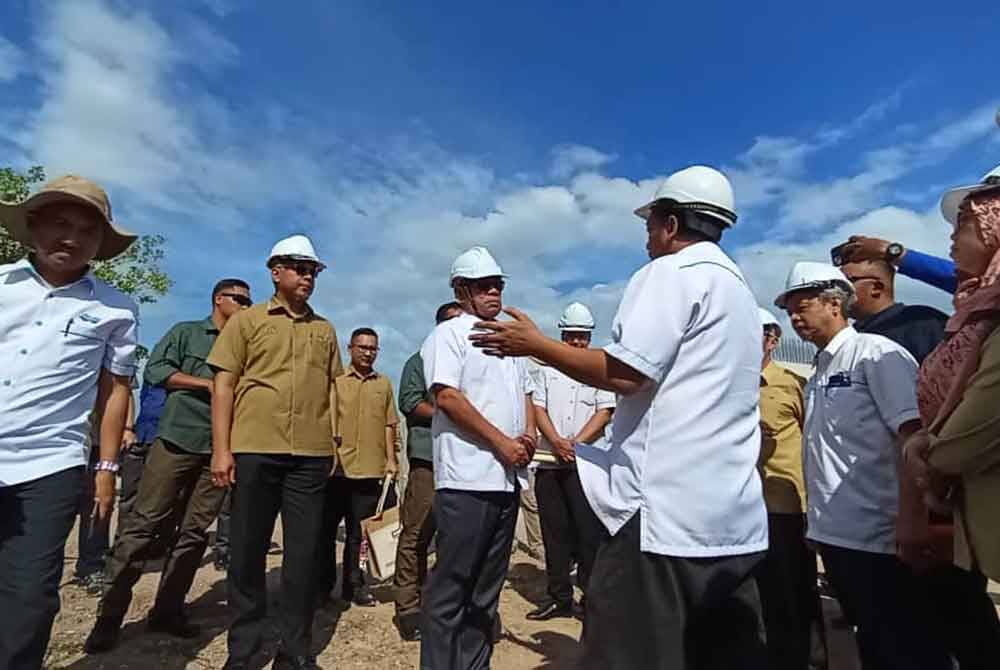 Saifuddin (tengah) mendengar taklimat di tapak projek RTB Sungai Kedah/Anak Bukit, di sini pada Isnin.