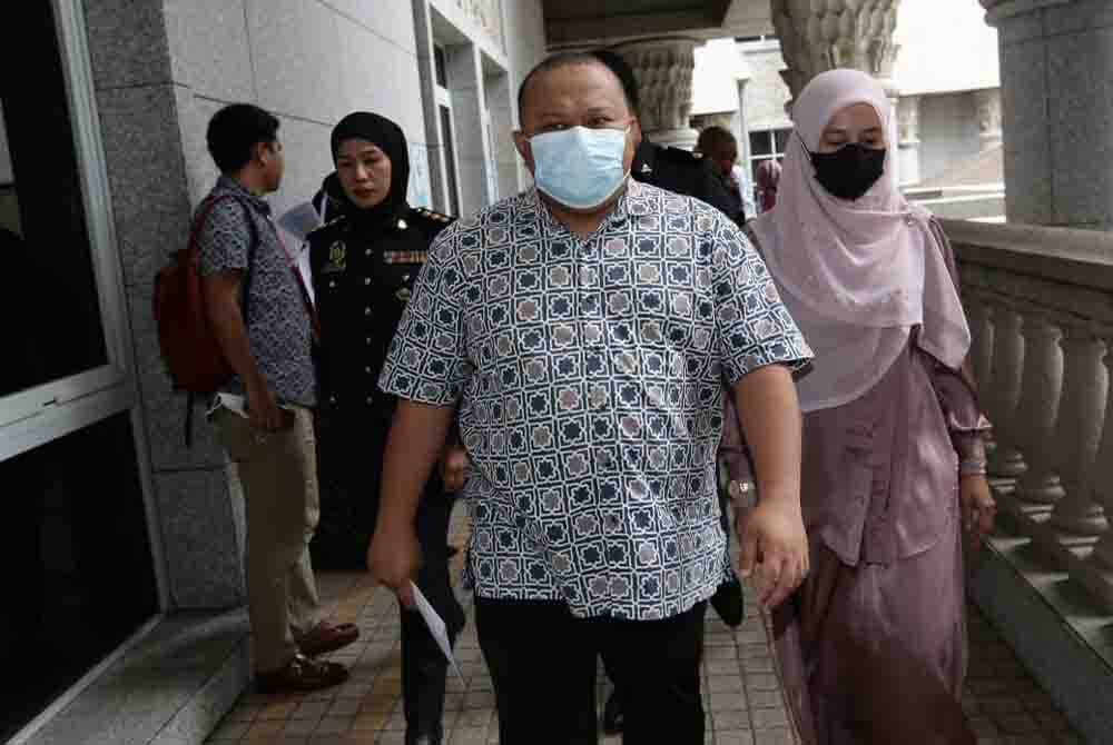 Zulkarnain (kiri) dan Mazuin hadir di Mahkamah Majistret Putrajaya pada Isnin.