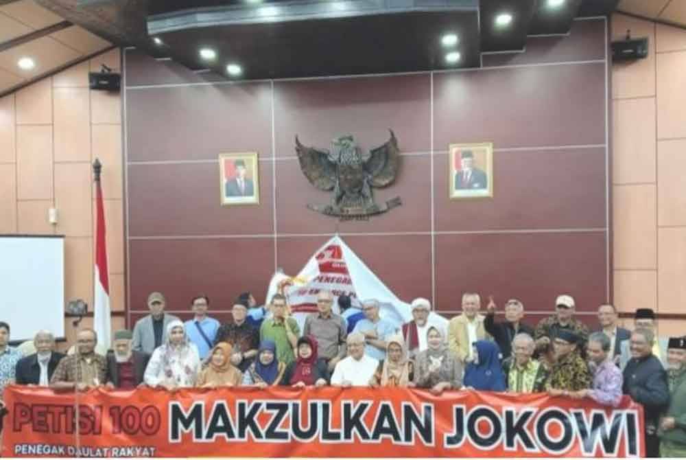 Kira-kira 100 tokoh yang menggelarkan diri mereka sebagai Penegak Daulat Rakyat (PDR) menyerahkan Petisi 100 yang mendesak pemecatan Jokowi yang heboh sejak Julai 2023. - Foto Agensi