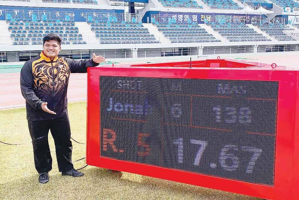 Jonah memecah rekod kebangsaan 17.67m dalam acara lontar peluru Kejohanan Olahraga Antarabangsa Mokpo, Korea Selatan, Oktober tahun lalu. Foto Agensi