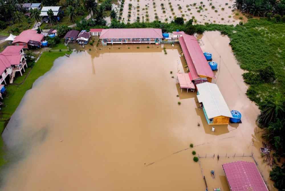 Sesi persekolahan Sekolah Kebangsaan Sualok di Beluran ditangguhkan apabila dinaiki air akibat limpahan Sungai Sualok hari ini. Foto Bernama